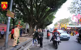 Người dân Thủ đô thích thú nghe hát quan họ tại Văn Miếu - Quốc Tử Giám